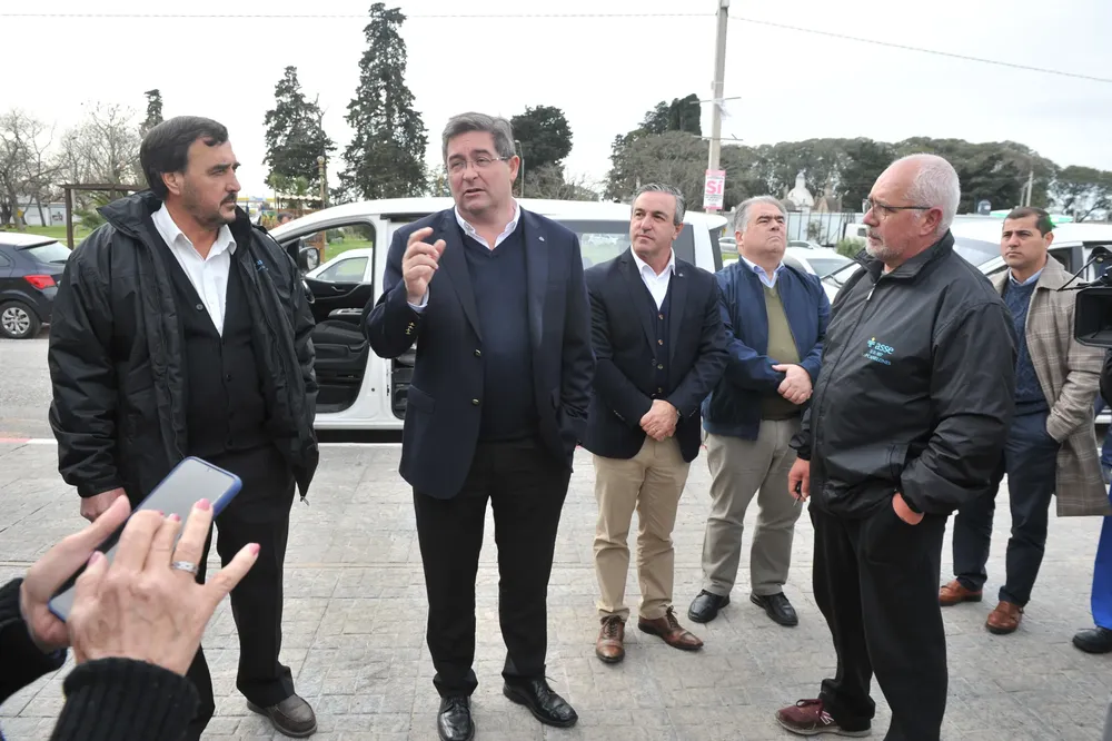 Cipriani junto a autoridades